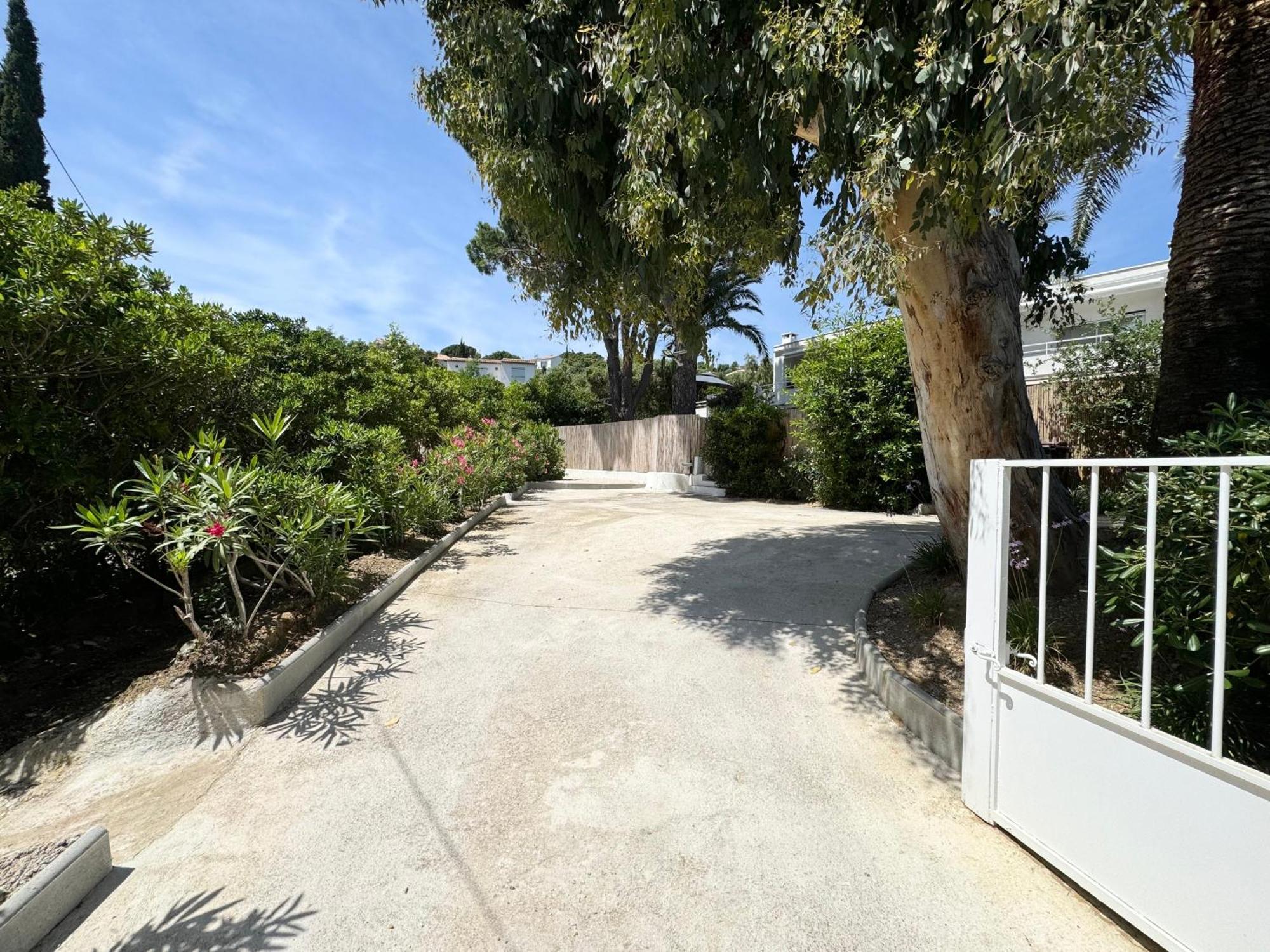 Appartement 1Ch Avec Terrasse Et Jardinet A 400M De La Plage Cavalaire-sur-Mer Exteriör bild